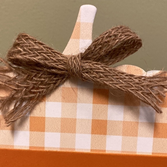 NEW! Rae Dunn "HAPPY HARVEST" Orange GINGHAM Wooden PUMPKIN Tabletop Sign - Picture 4 of 9